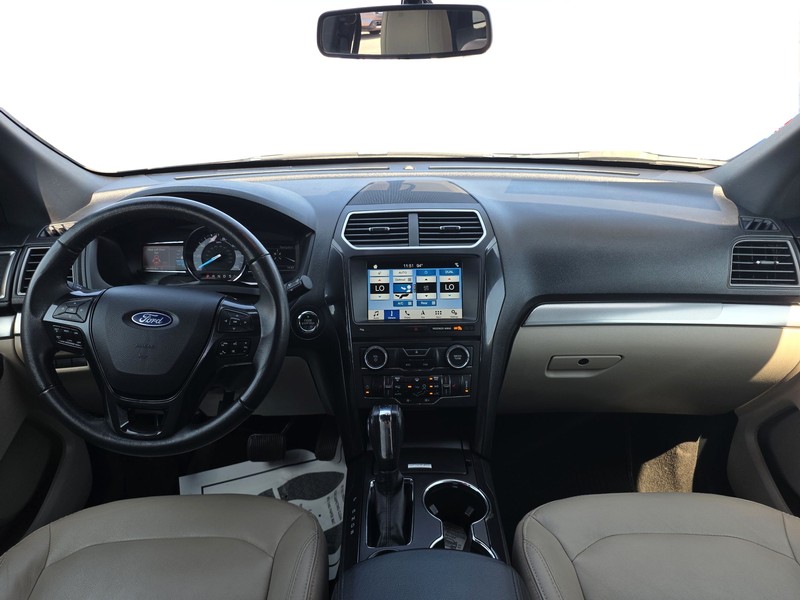 Ford Explorer Vehicle Full-screen Gallery Image 16