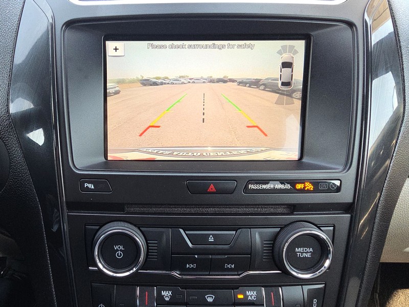 Ford Explorer Vehicle Full-screen Gallery Image 18