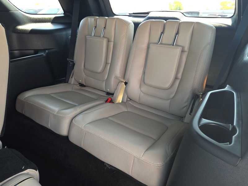 Ford Explorer Vehicle Full-screen Gallery Image 19