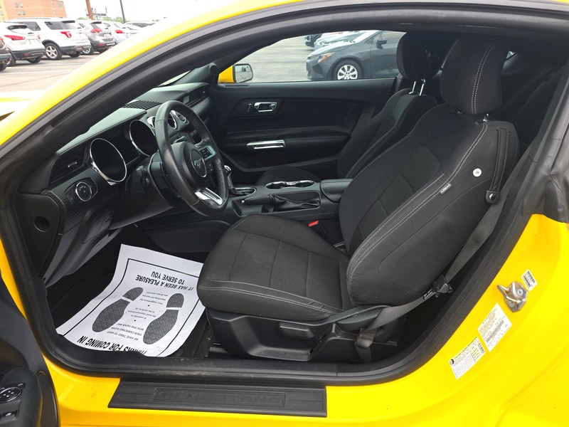 Ford Mustang Vehicle Full-screen Gallery Image 9