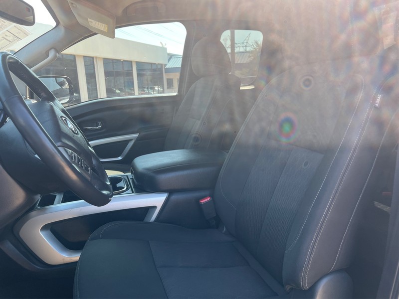 Nissan Titan Vehicle Full-screen Gallery Image 09