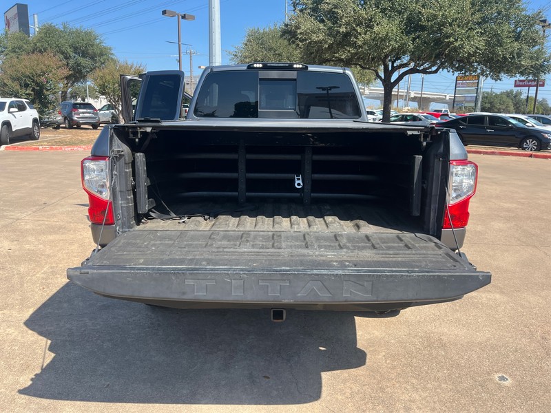 Nissan Titan Vehicle Full-screen Gallery Image 11