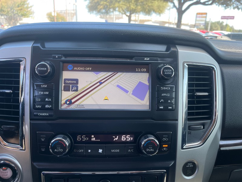 Nissan Titan Vehicle Full-screen Gallery Image 12