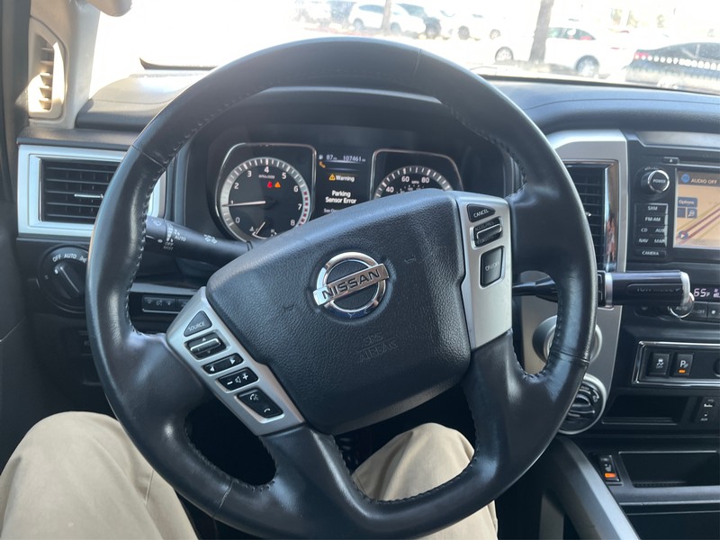 Nissan Titan Vehicle Full-screen Gallery Image 14