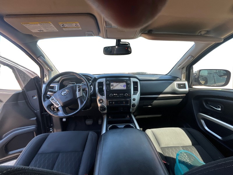 Nissan Titan Vehicle Full-screen Gallery Image 15