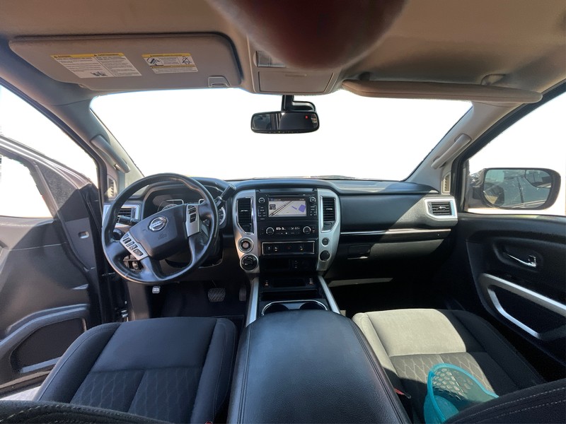 Nissan Titan Vehicle Full-screen Gallery Image 16