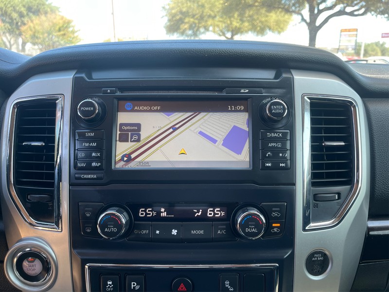 Nissan Titan Vehicle Full-screen Gallery Image 17