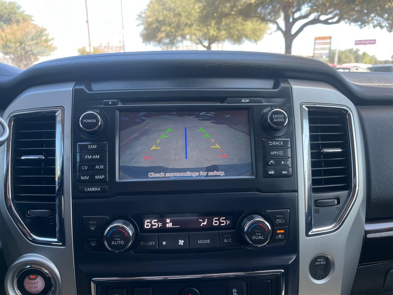 Nissan Titan Vehicle Full-screen Gallery Image 18