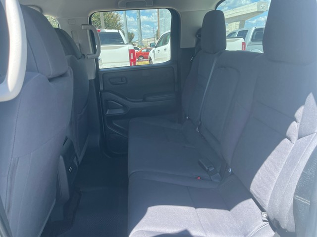 Nissan Frontier Vehicle Full-screen Gallery Image 09