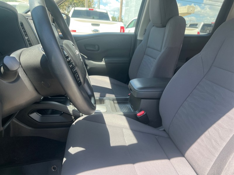 Nissan Frontier Vehicle Full-screen Gallery Image 8