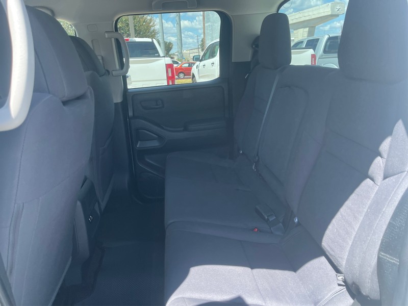Nissan Frontier Vehicle Full-screen Gallery Image 9