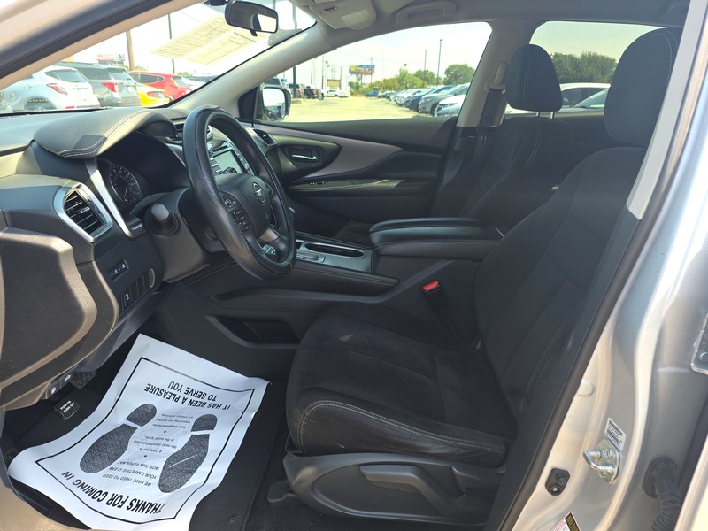 Nissan Murano Vehicle Full-screen Gallery Image 9