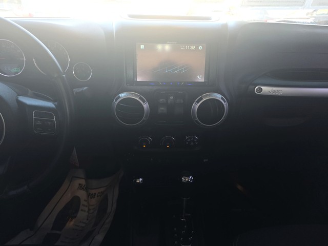Jeep Wrangler Vehicle Full-screen Gallery Image 11