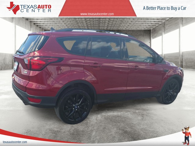 Ford Escape Vehicle Full-screen Gallery Image 07