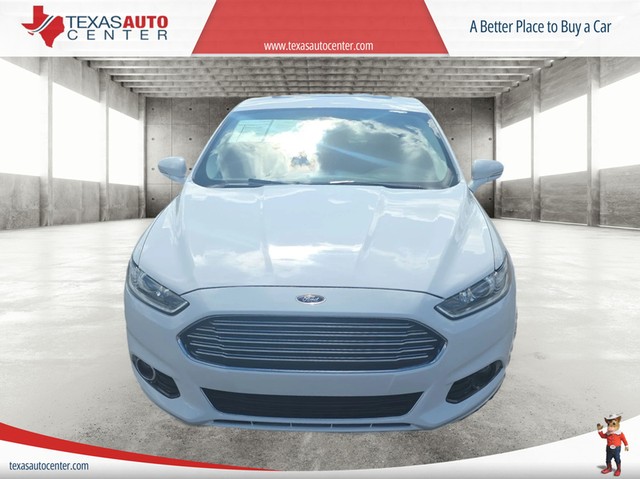 Ford Fusion Vehicle Full-screen Gallery Image 03