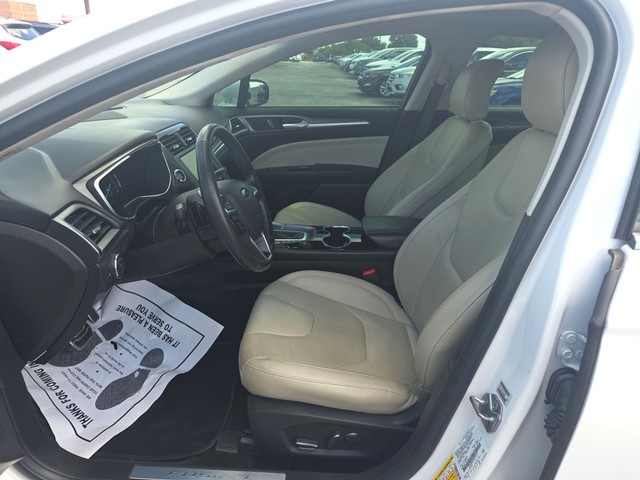 Ford Fusion Vehicle Full-screen Gallery Image 09