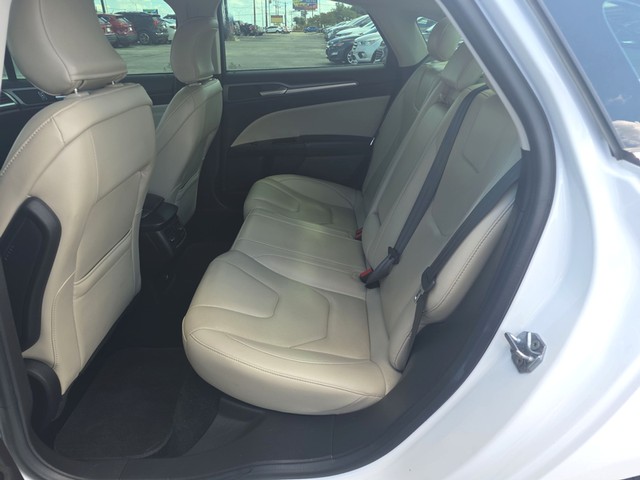 Ford Fusion Vehicle Full-screen Gallery Image 10