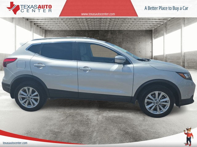 Nissan Rogue Sport Vehicle Full-screen Gallery Image 04