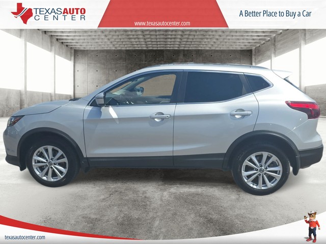 Nissan Rogue Sport Vehicle Full-screen Gallery Image 05