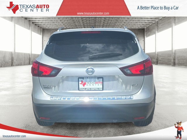 Nissan Rogue Sport Vehicle Full-screen Gallery Image 06