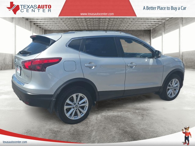 Nissan Rogue Sport Vehicle Full-screen Gallery Image 07