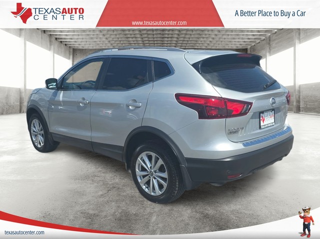 Nissan Rogue Sport Vehicle Full-screen Gallery Image 08