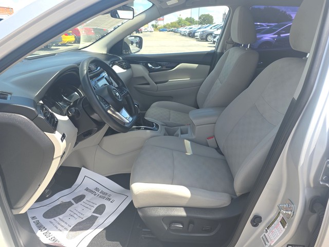 Nissan Rogue Sport Vehicle Full-screen Gallery Image 09
