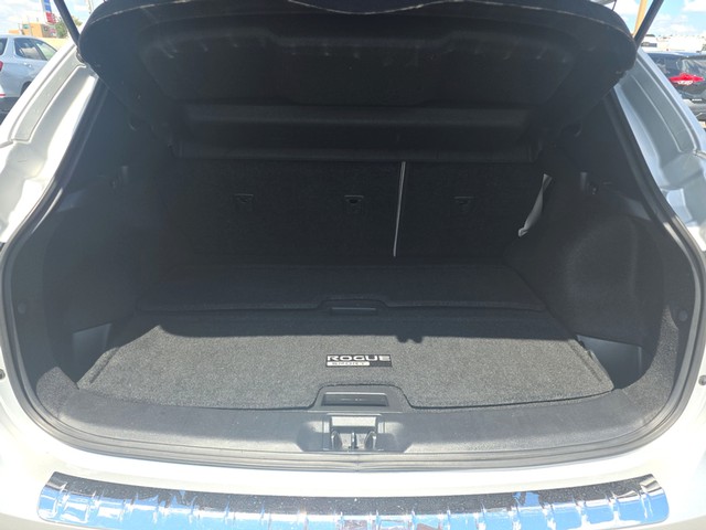 Nissan Rogue Sport Vehicle Full-screen Gallery Image 11