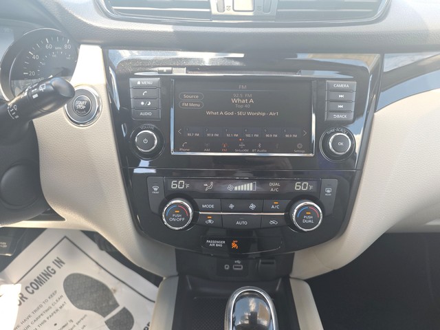 Nissan Rogue Sport Vehicle Full-screen Gallery Image 12