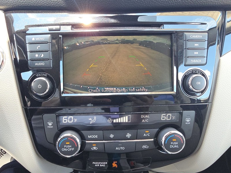 Nissan Rogue Sport Vehicle Full-screen Gallery Image 17