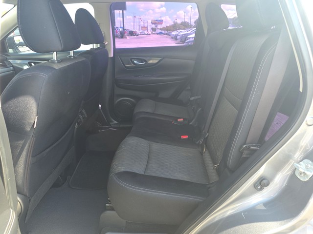 Nissan Rogue Vehicle Full-screen Gallery Image 10