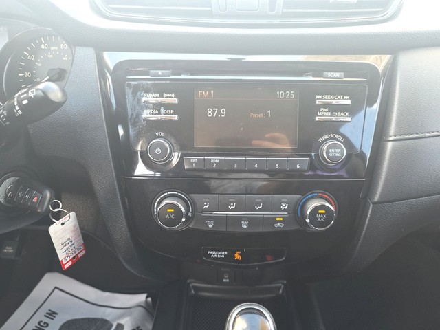 Nissan Rogue Vehicle Full-screen Gallery Image 12