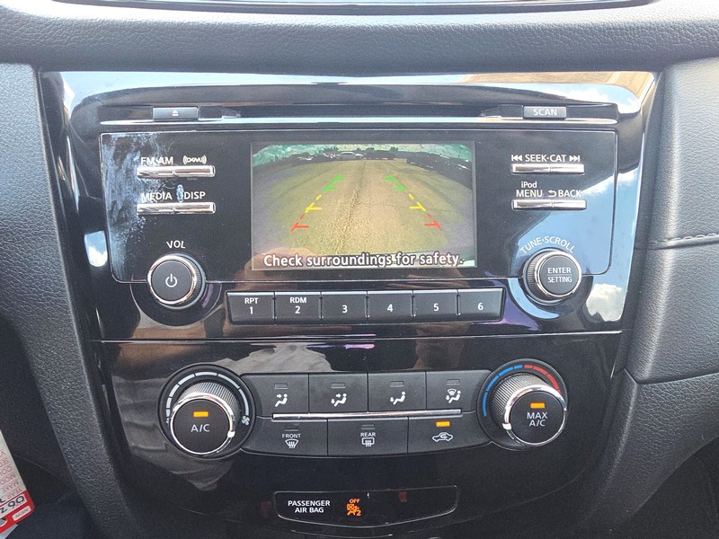 Nissan Rogue Vehicle Full-screen Gallery Image 17