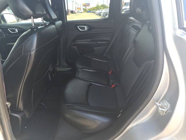 Jeep Compass Vehicle Full-screen Gallery Image 10
