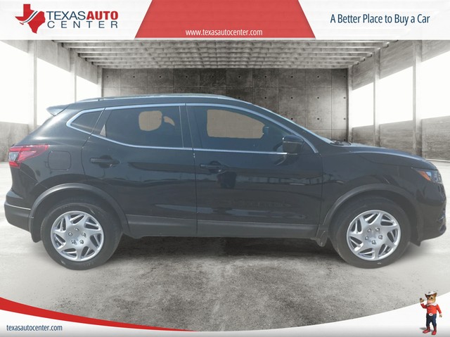Nissan Rogue Sport Vehicle Full-screen Gallery Image 04