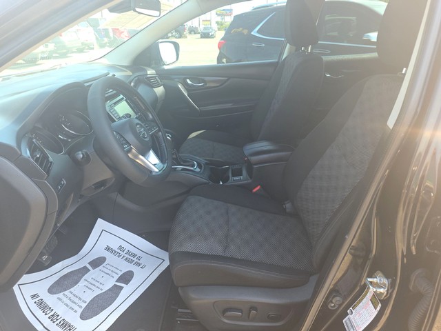 Nissan Rogue Sport Vehicle Full-screen Gallery Image 09