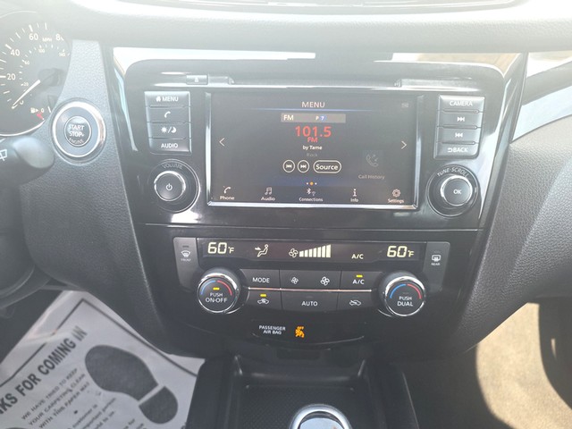 Nissan Rogue Sport Vehicle Full-screen Gallery Image 12