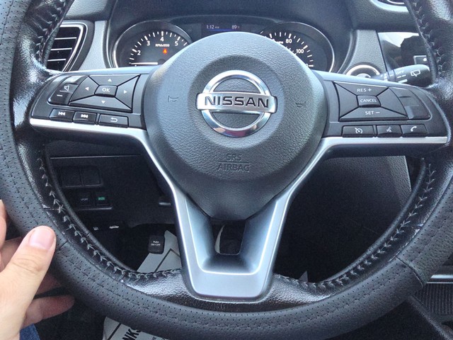Nissan Rogue Sport Vehicle Full-screen Gallery Image 14