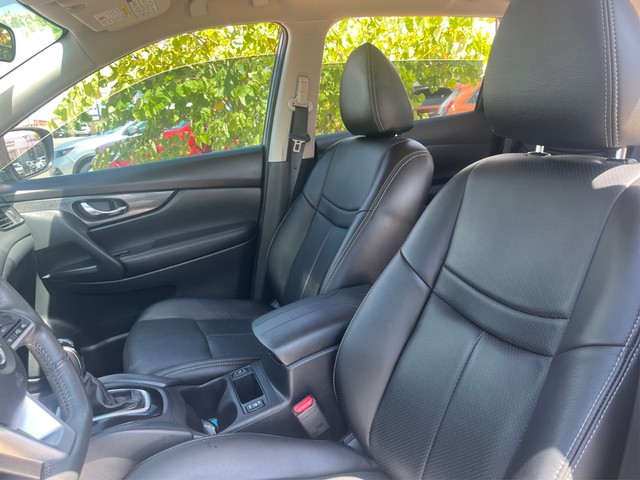 Nissan Rogue Vehicle Full-screen Gallery Image 08