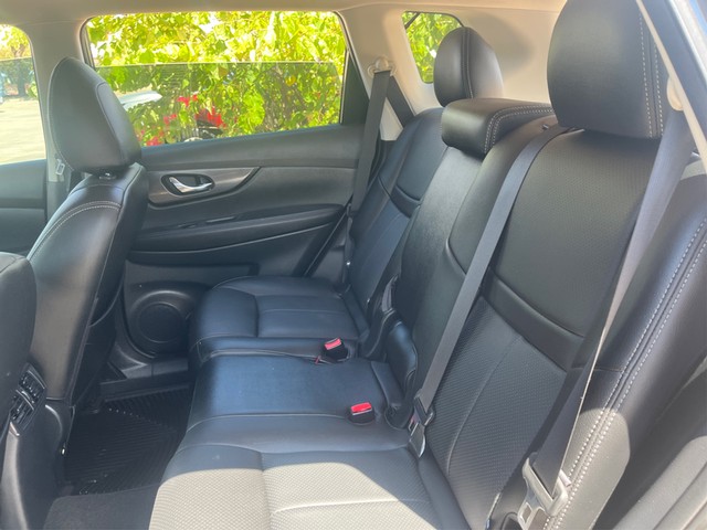 Nissan Rogue Vehicle Full-screen Gallery Image 09