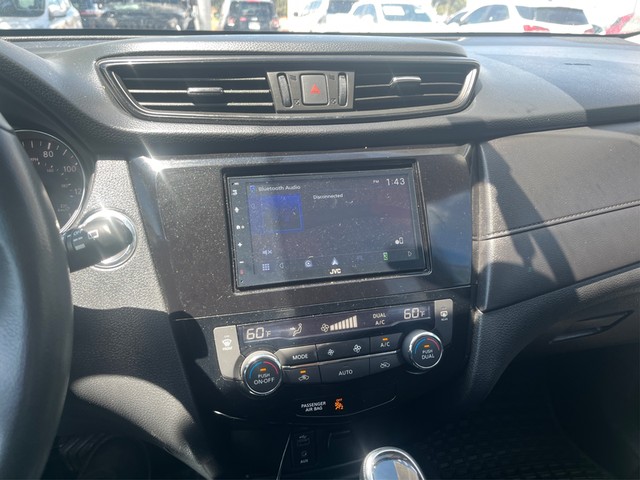 Nissan Rogue Vehicle Full-screen Gallery Image 11