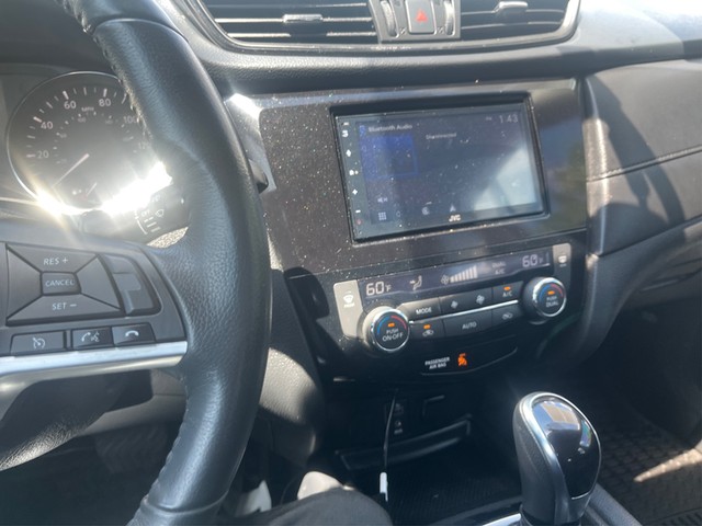 Nissan Rogue Vehicle Full-screen Gallery Image 16