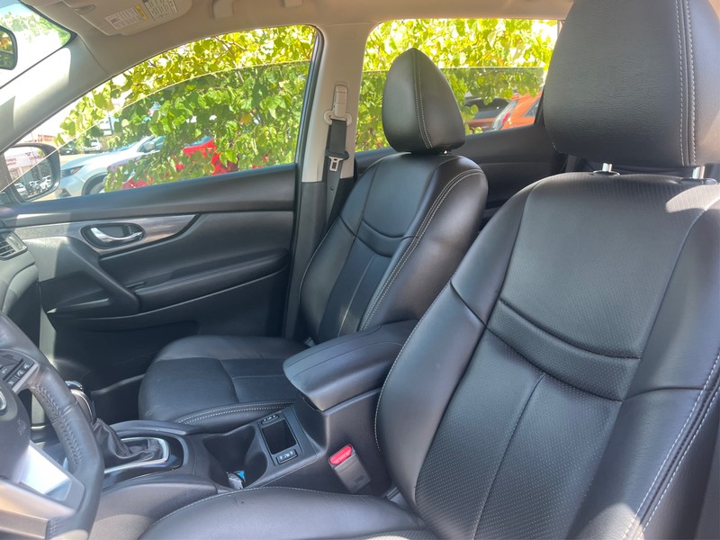 Nissan Rogue Vehicle Full-screen Gallery Image 8