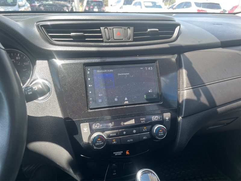 Nissan Rogue Vehicle Full-screen Gallery Image 11