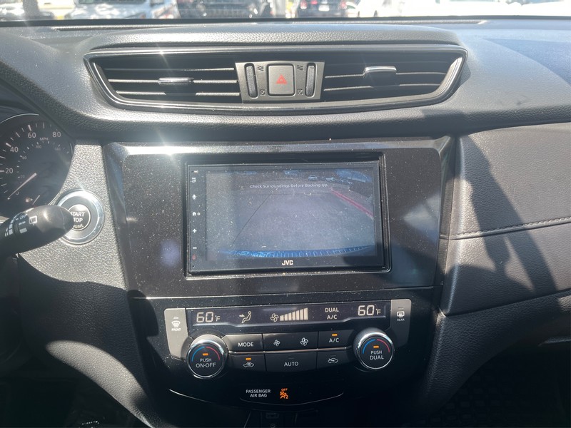 Nissan Rogue Vehicle Full-screen Gallery Image 17