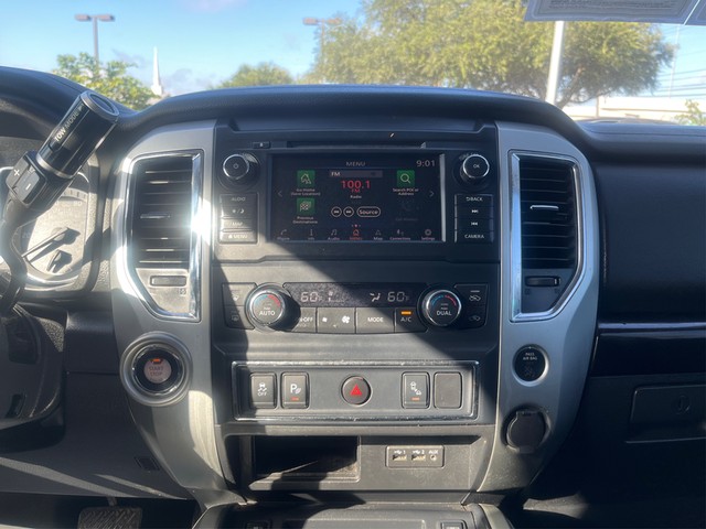 Nissan Titan Vehicle Full-screen Gallery Image 12