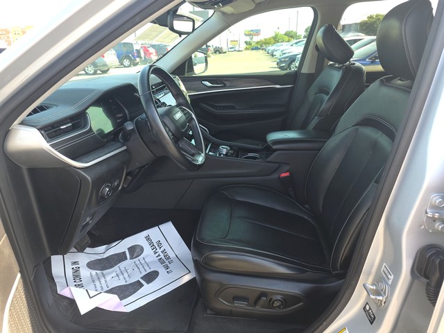 Jeep Grand Cherokee L Vehicle Full-screen Gallery Image 09