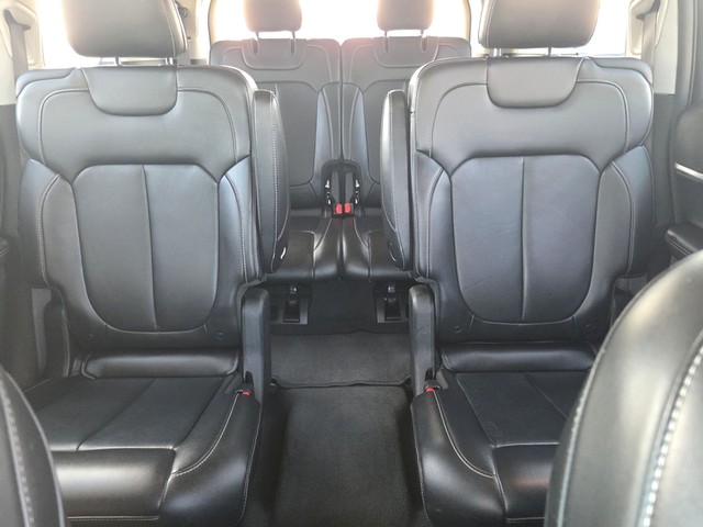 Jeep Grand Cherokee L Vehicle Full-screen Gallery Image 13