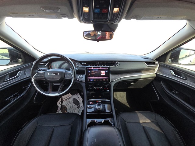 Jeep Grand Cherokee L Vehicle Full-screen Gallery Image 15