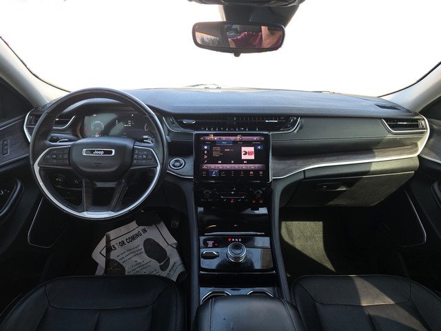 Jeep Grand Cherokee L Vehicle Full-screen Gallery Image 16